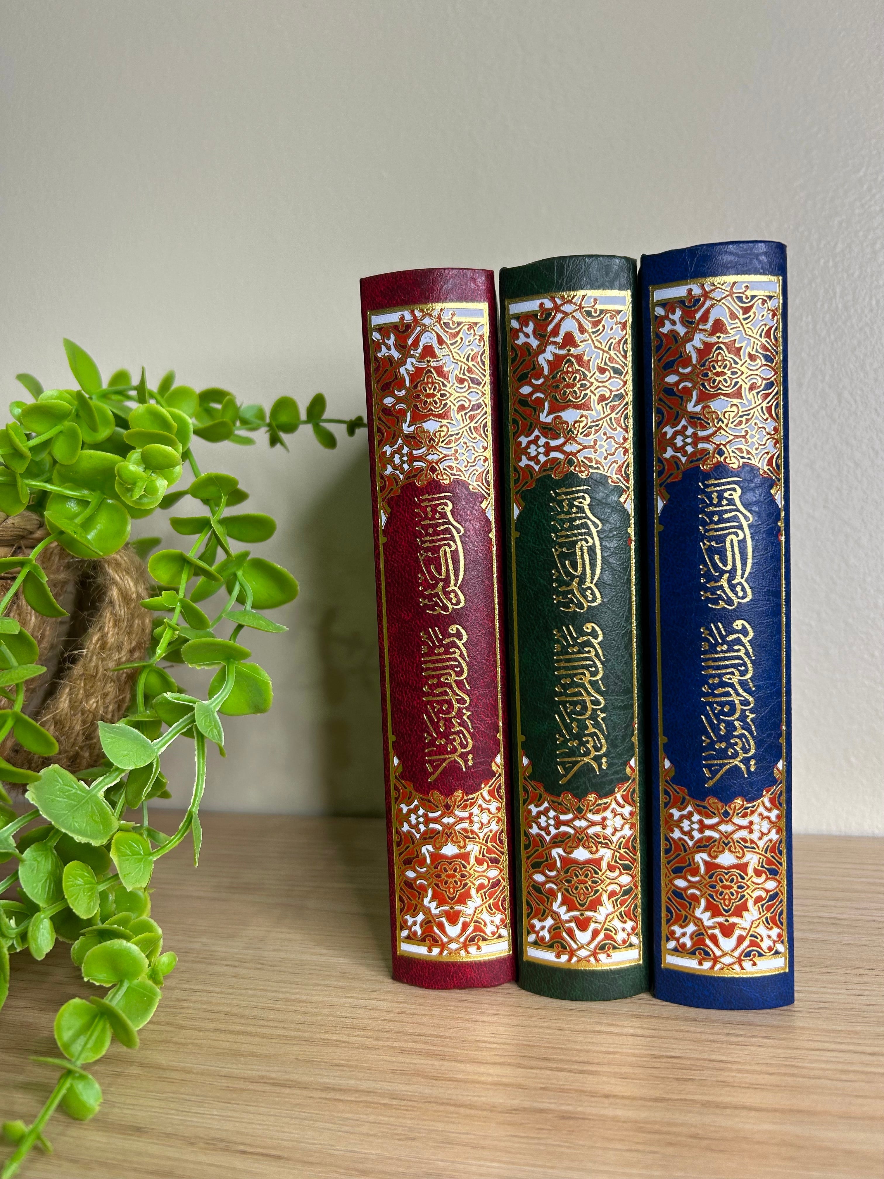 Corans en arabe, mushaf authentique avec couverture rouge, verte et bleue élégante, idéal pour la lecture, l'apprentissage et la récitation du Saint Coran