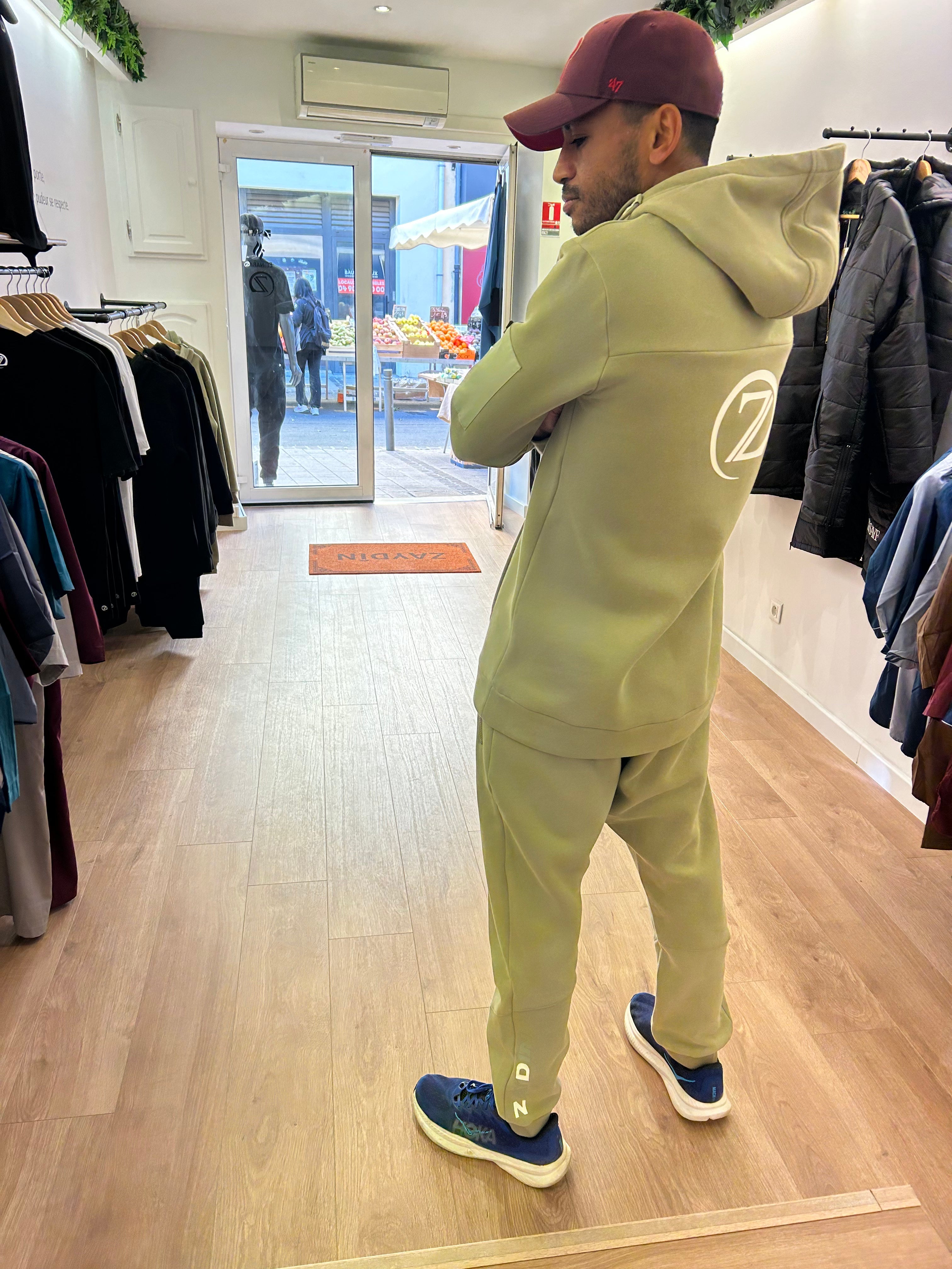 Photo de l'ensemble jogging ZAYDÎN Original Kaki 100% coton ultra confort de dos 