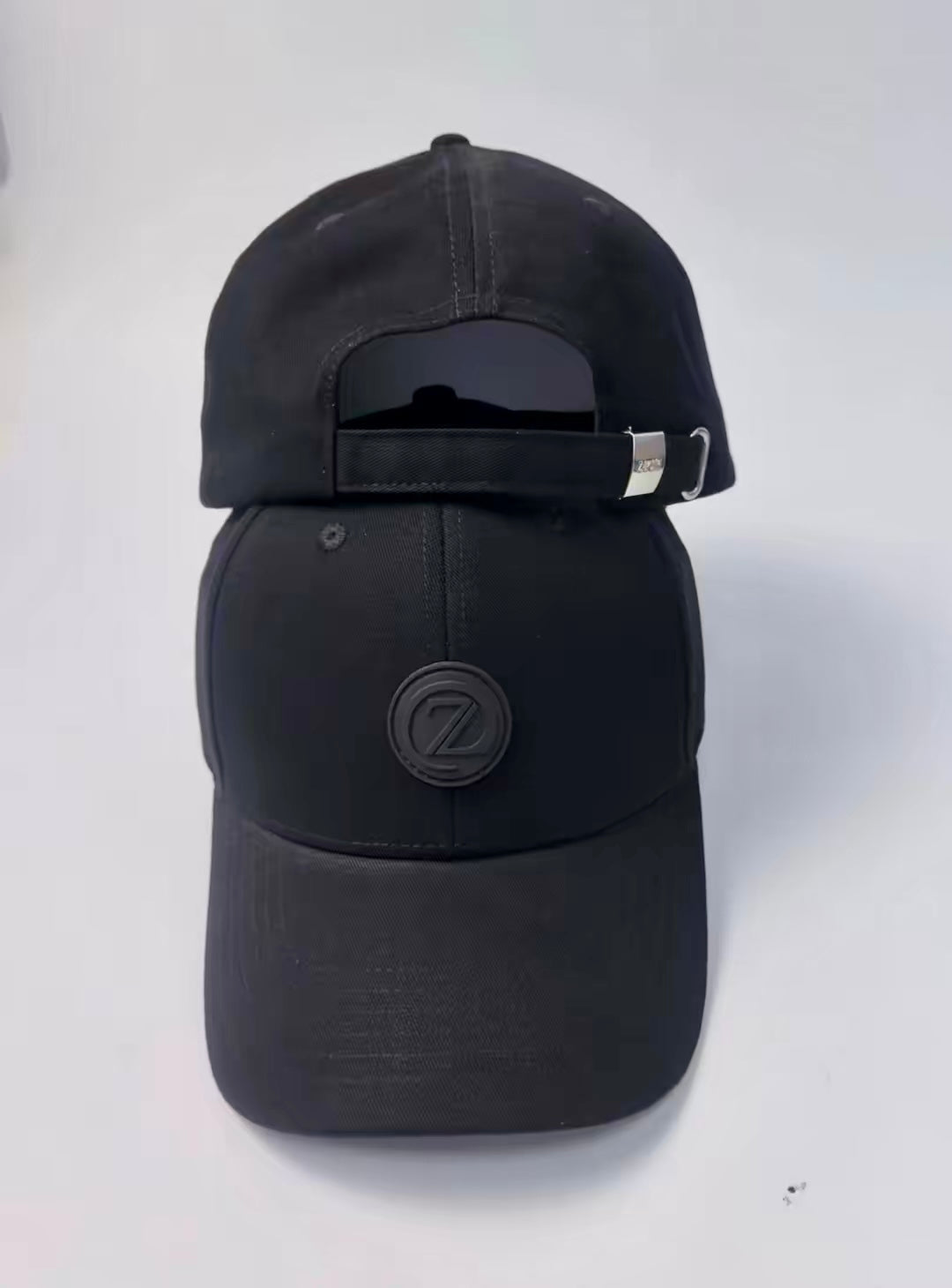 Photo de la casquette original ZAYDÎN noire avec boucle personnalisée ZAYDÎN à l'arrière