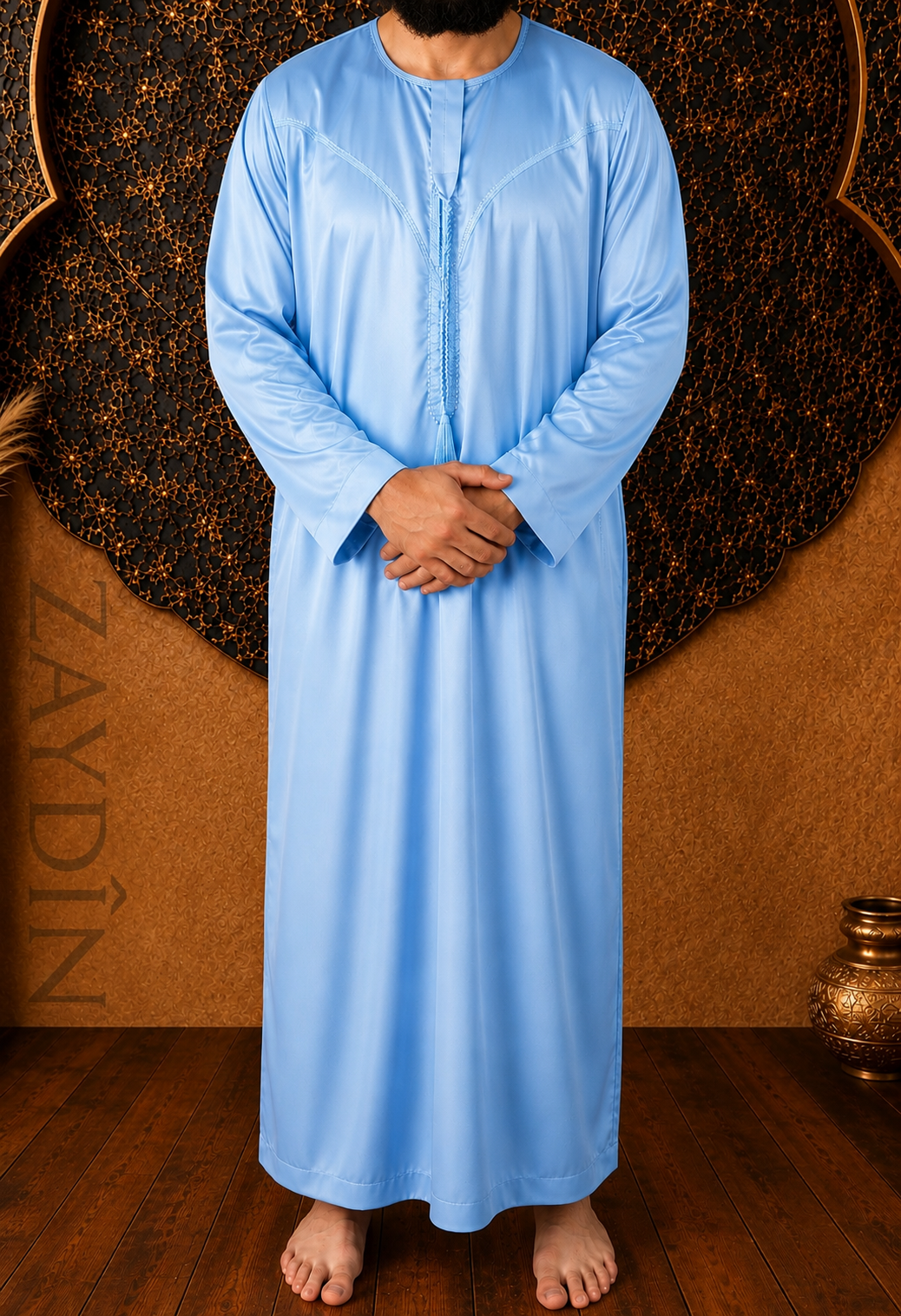 Photo d'un homme qui porte un qamis bleu manches longues Emirati ZAYDÎN