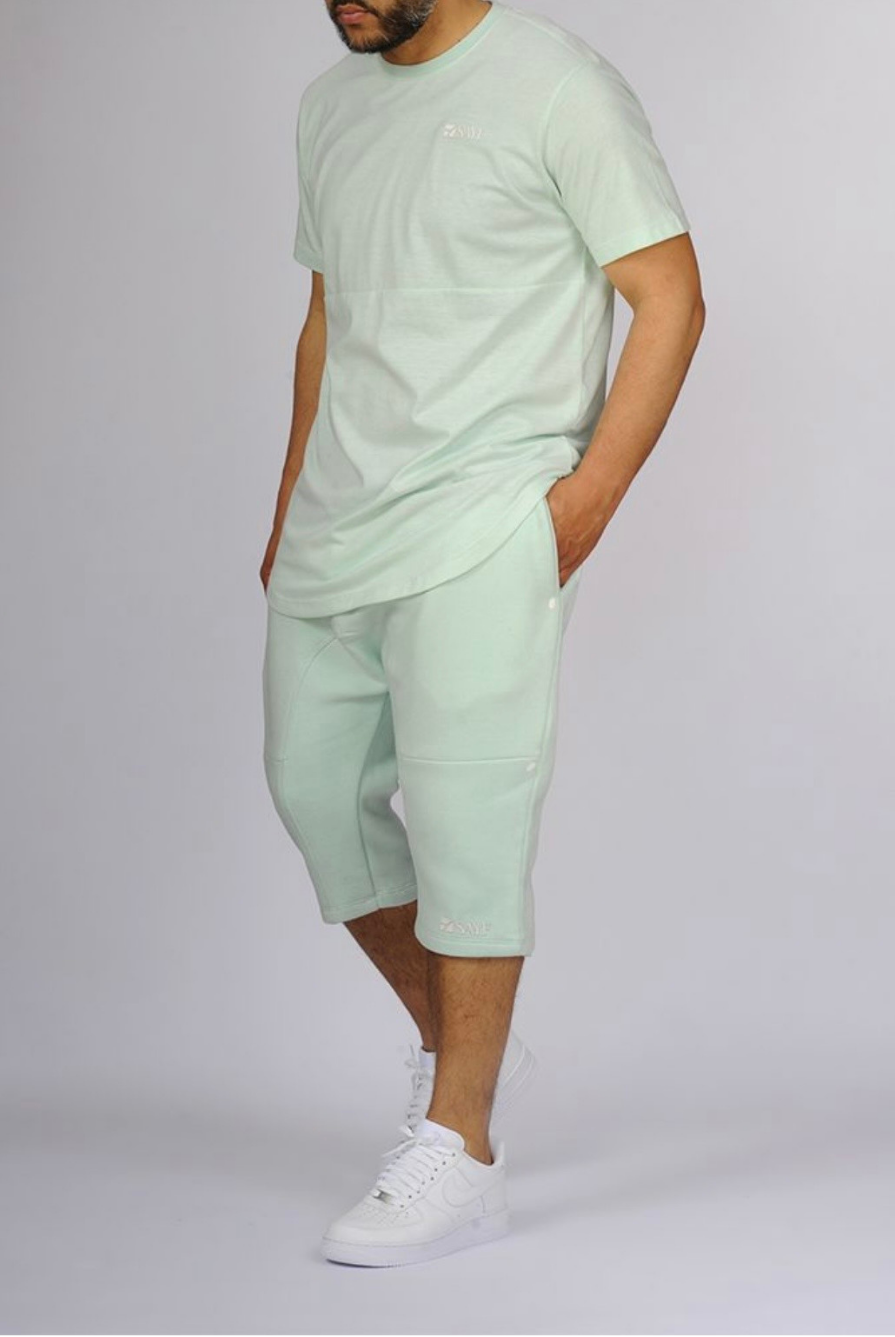 Photo d'un mannequin de la marque SAYF ensemble short avec t shirt qui cache la awra ZAYDÎN Istres, Miramas, Port de bouc, Fos sur Mer, Salon de Provence, port saint louis du rhône.