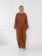 Abaya robe boucle ceinturée en Jazz brun, Légèreté et style