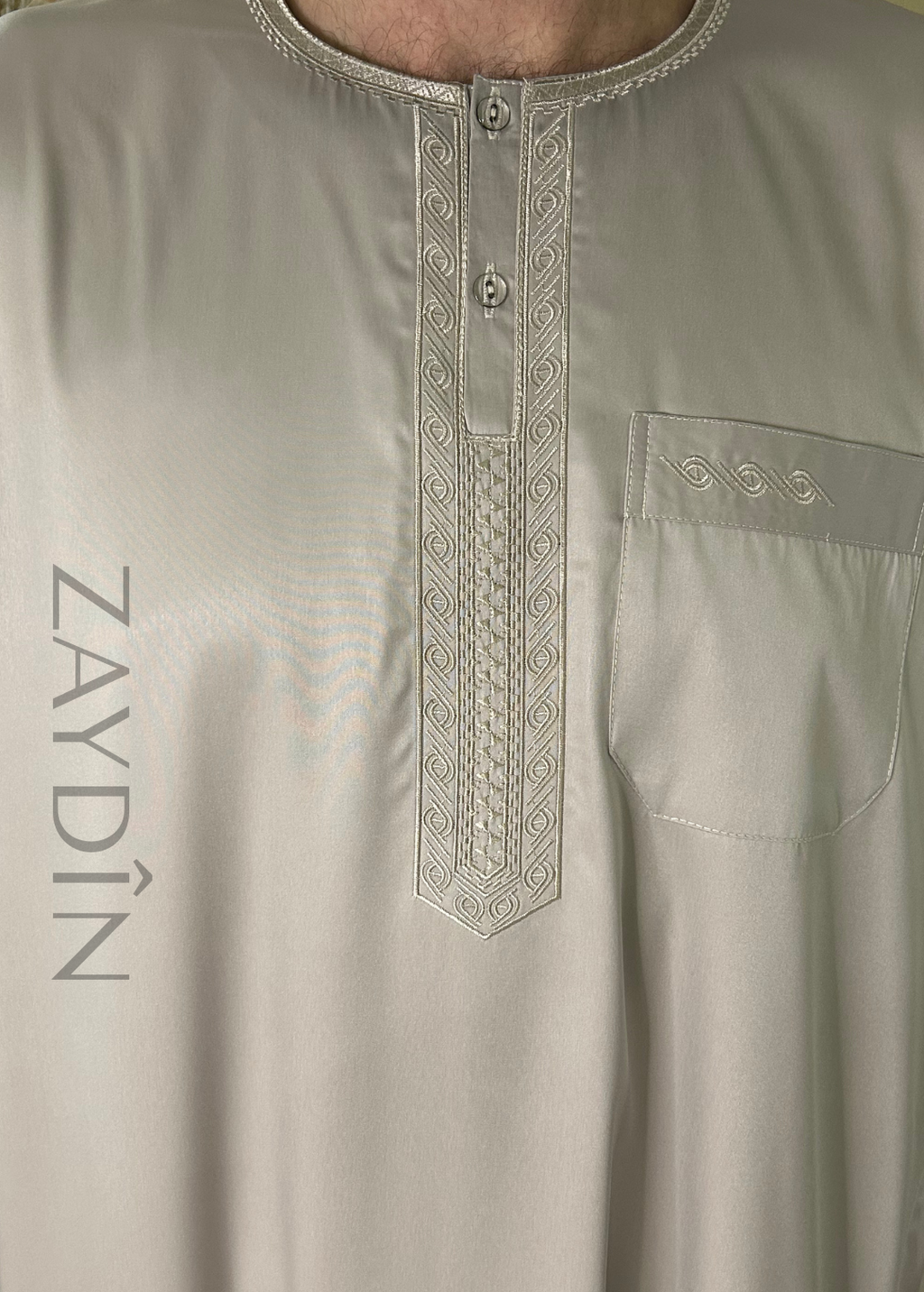 Détails du tissu fluide et doux du qamis Atlas beige manches longues par ZAYDÎN, qamis ultra confortable