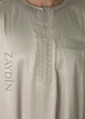 Détails du tissu fluide et doux du qamis Atlas beige manches longues par ZAYDÎN, qamis ultra confortable