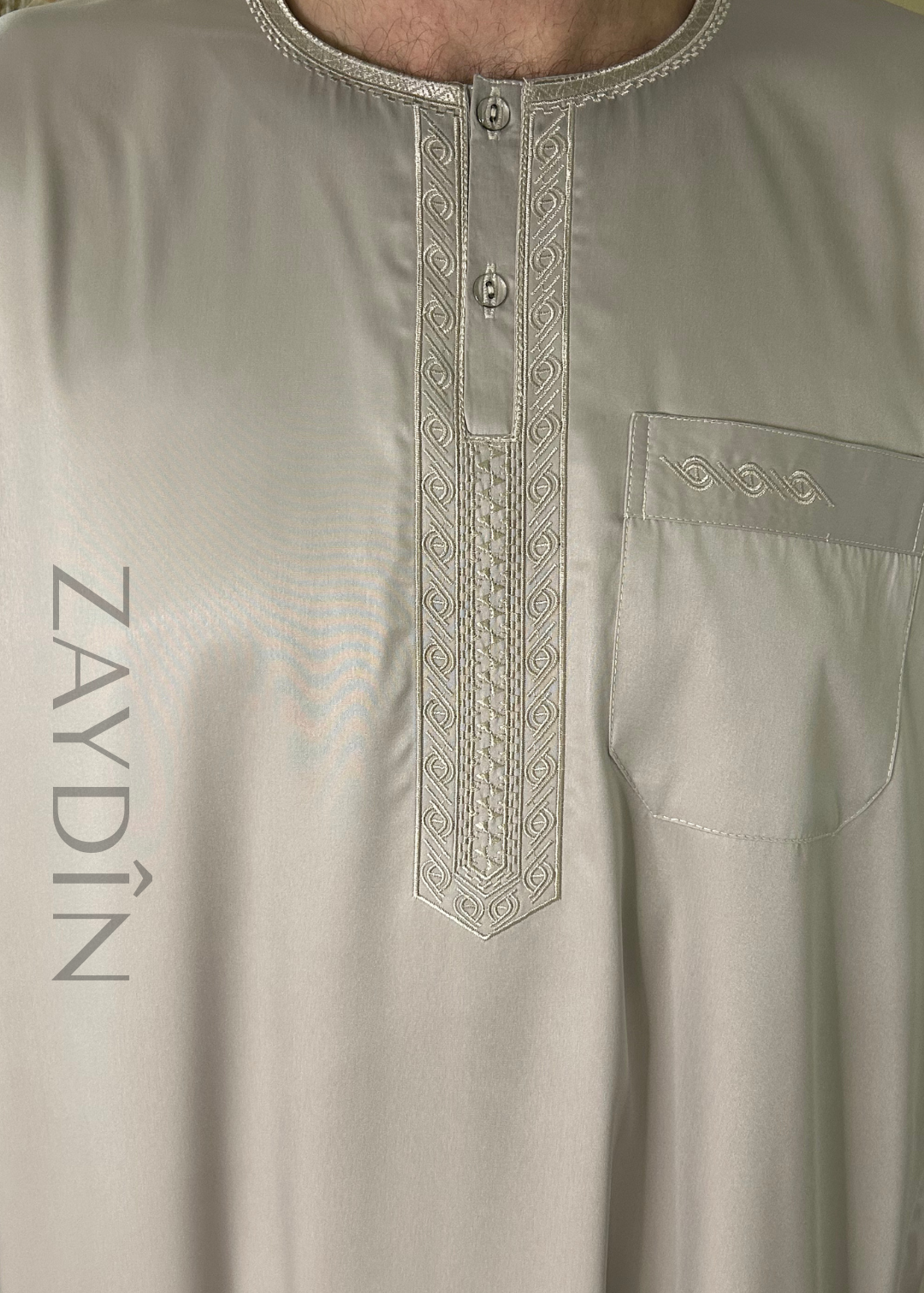 Détails du tissu fluide et doux du qamis Atlas beige manches longues par ZAYDÎN, qamis ultra confortable