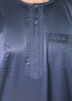 Détails du tissu fluide et doux du qamis Atlas bleu marine manches longues par ZAYDÎN, qamis ultra confortable