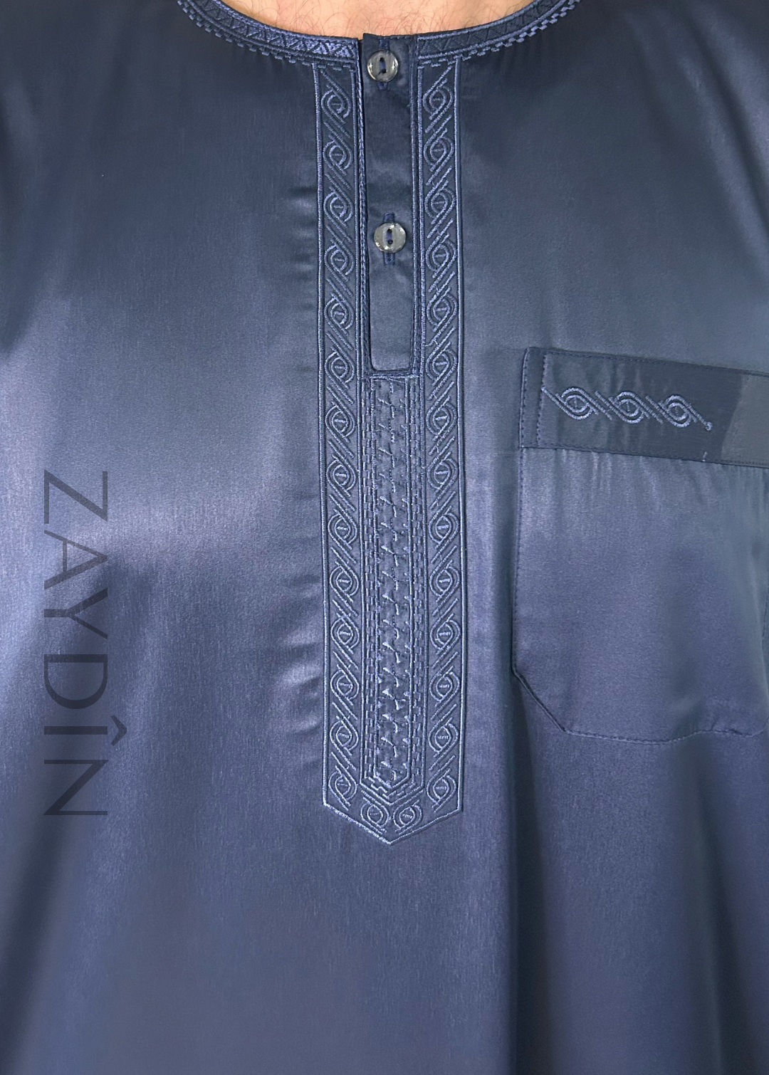 Détails du tissu fluide et doux du qamis Atlas bleu marine manches longues par ZAYDÎN, qamis ultra confortable