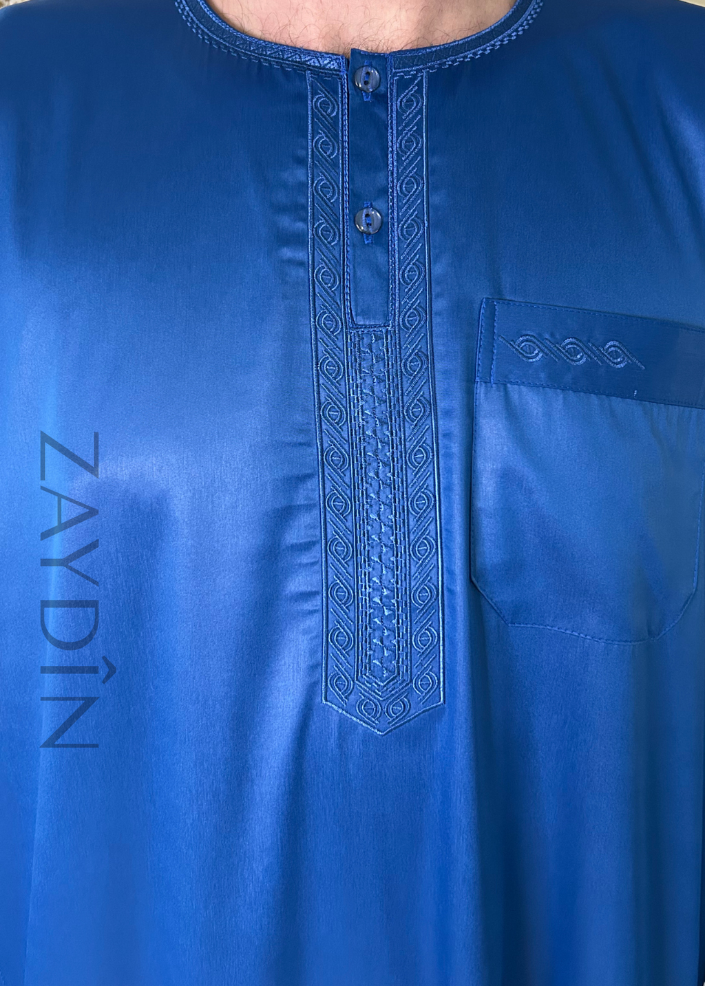 Détails du tissu fluide et doux du qamis Atlas bleu roi manches longues par ZAYDÎN, qamis ultra confortable