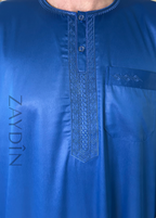 Détails du tissu fluide et doux du qamis Atlas bleu roi manches longues par ZAYDÎN, qamis ultra confortable