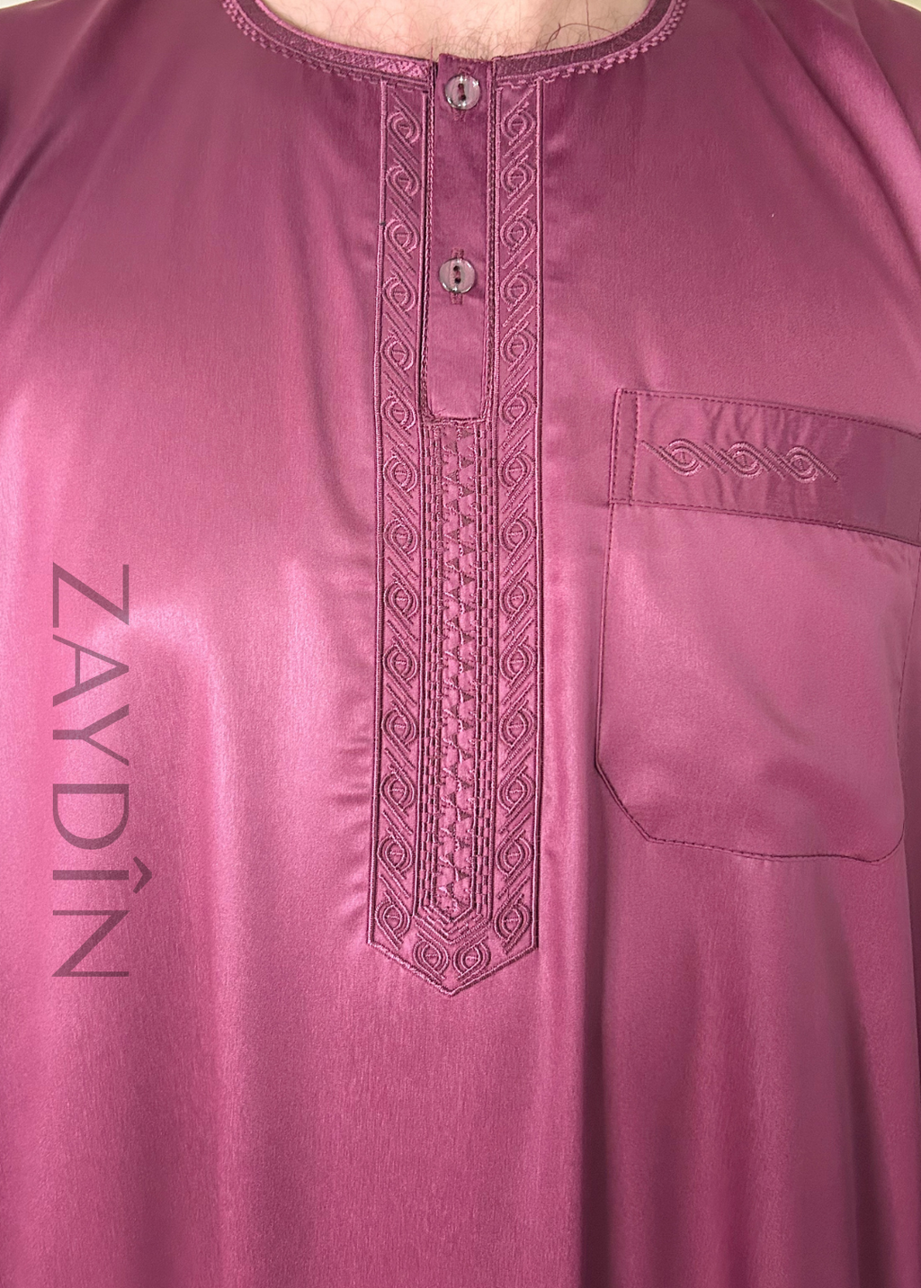 Détails du tissu fluide et doux du qamis Atlas bordeaux manches longues par ZAYDÎN, qamis ultra confortable