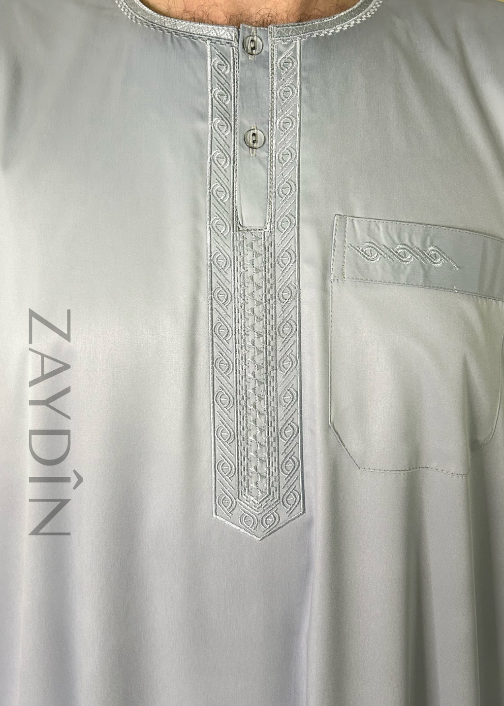 Détails du tissu fluide et doux du qamis Atlas gris clair manches longues par ZAYDÎN, qamis ultra confortable