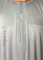 Détails du tissu fluide et doux du qamis Atlas gris clair manches longues par ZAYDÎN, qamis ultra confortable