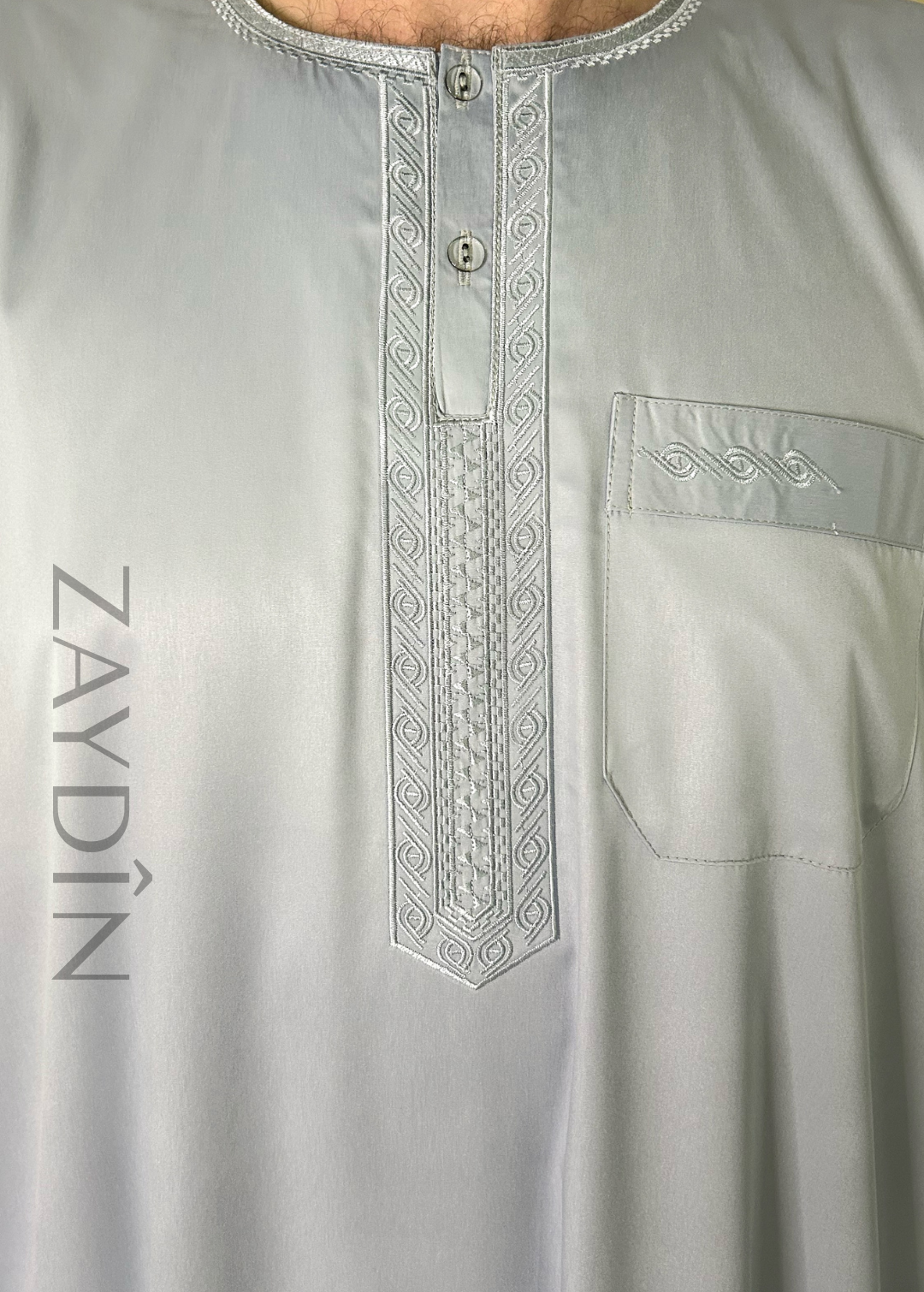 Détails du tissu fluide et doux du qamis Atlas gris clair manches longues par ZAYDÎN, qamis ultra confortable
