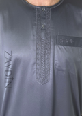 Détails du tissu fluide et doux du qamis Atlas gris foncé manches longues par ZAYDÎN, qamis ultra confortable