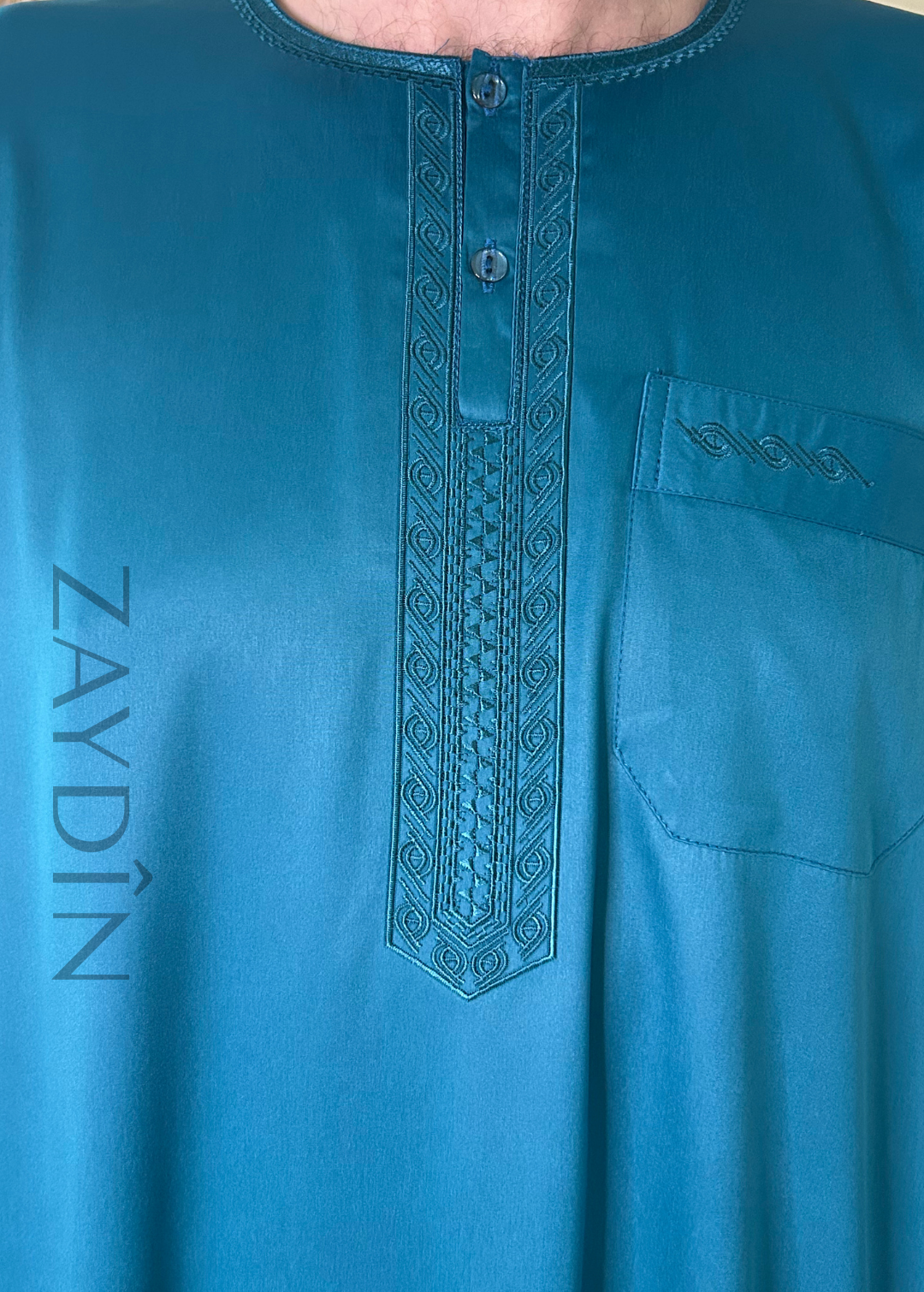 Détails du tissu fluide et doux du qamis Atlas vert bleuté manches longues par ZAYDÎN, qamis ultra confortable