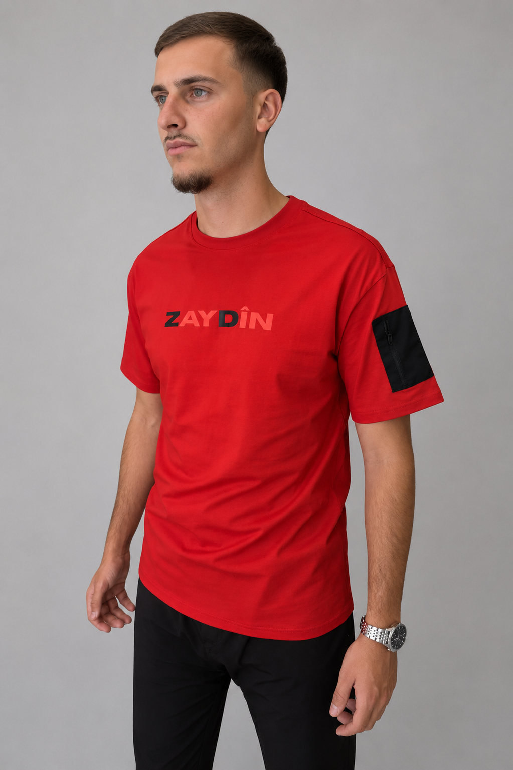 Mannequin avec le t-shirt ZAYDIN rouge et noir Red Shadow rouge et noir