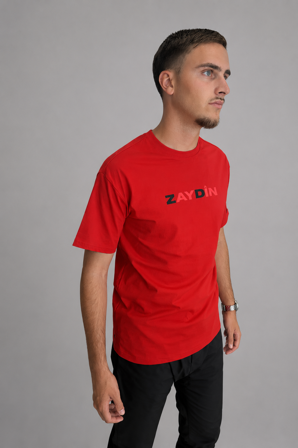 Mannequin avec le t-shirt ZAYDIN rouge et noir Red Shadow