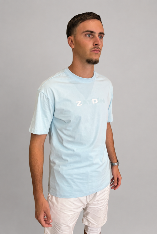 Mannequin avec t-shirt bleu ciel et blanc original ZAYDÎN Skyline