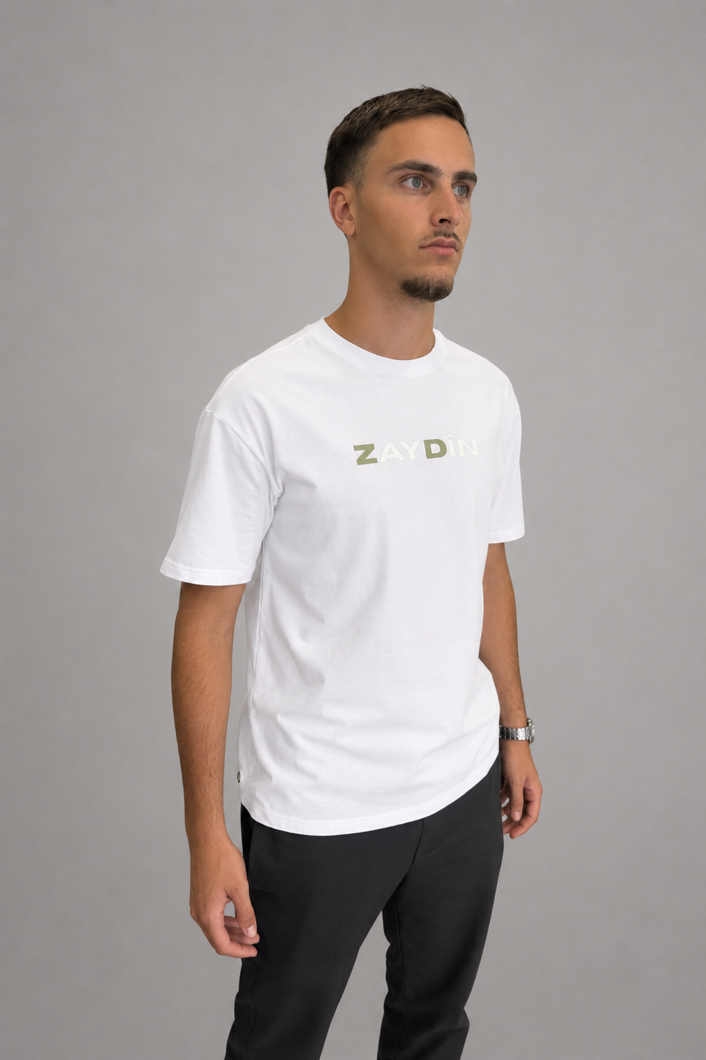 Mannequin de côté portant le t-shirt Orignal ZAYDÎN Ivory blanc