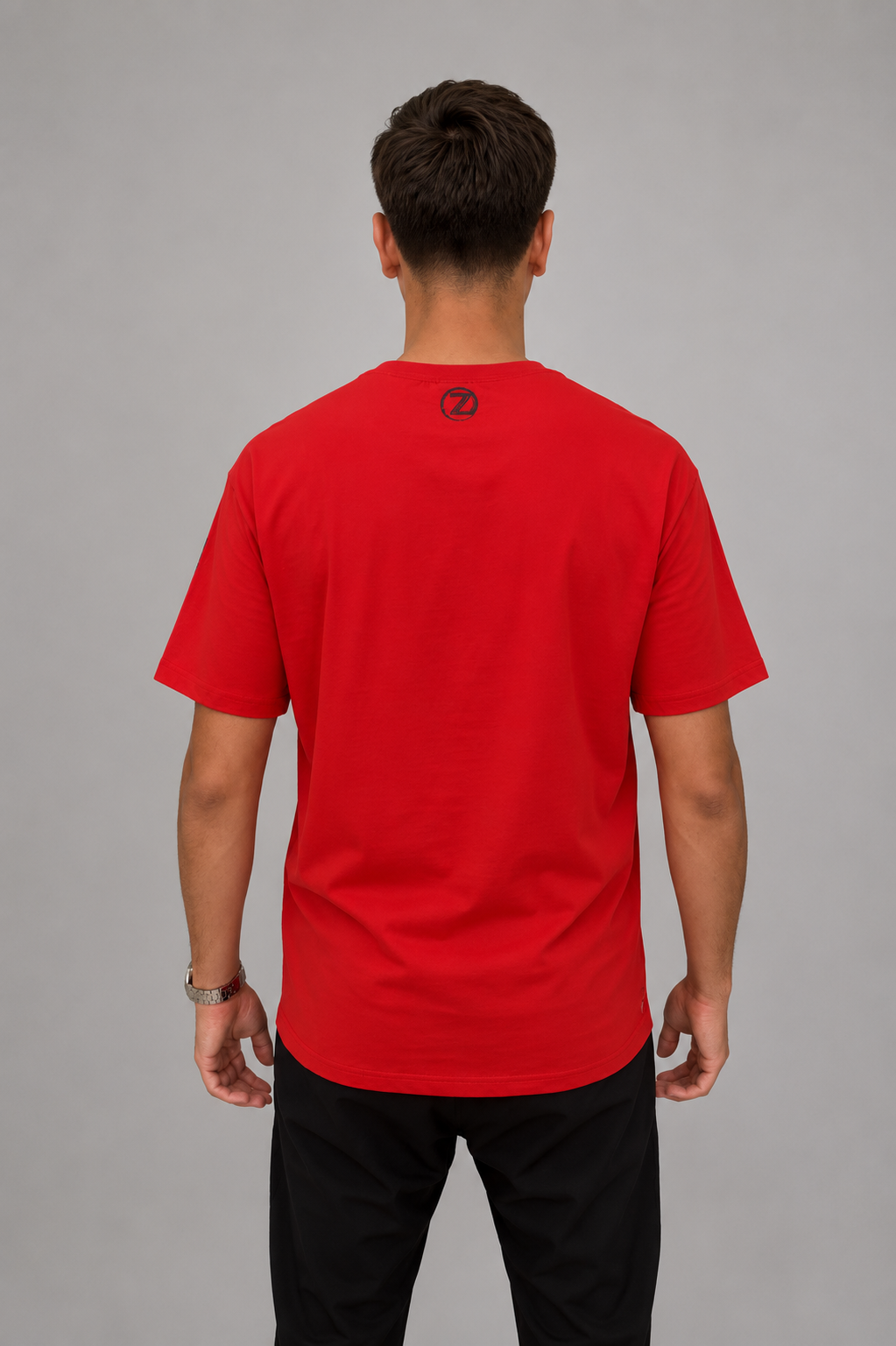 Mannequin de dos avec le t-shirt ZAYDIN rouge et noir Red Shadow