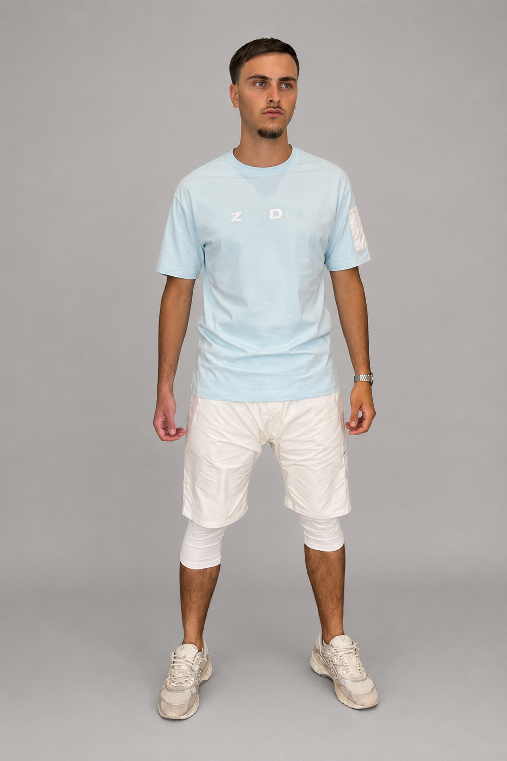 Mannequin entier avec t-shirt bleu ciel et blanc original ZAYDÎN Skyline