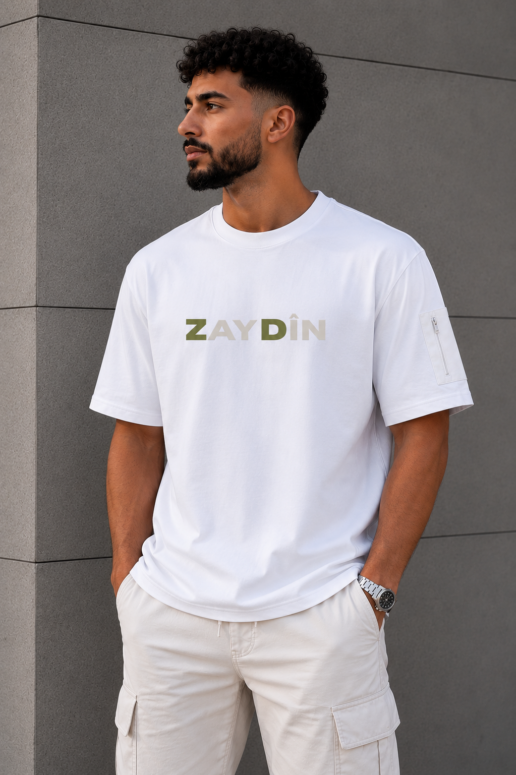 Mannequin portant le t-shirt Orignal ZAYDÎN Ivory blanc
