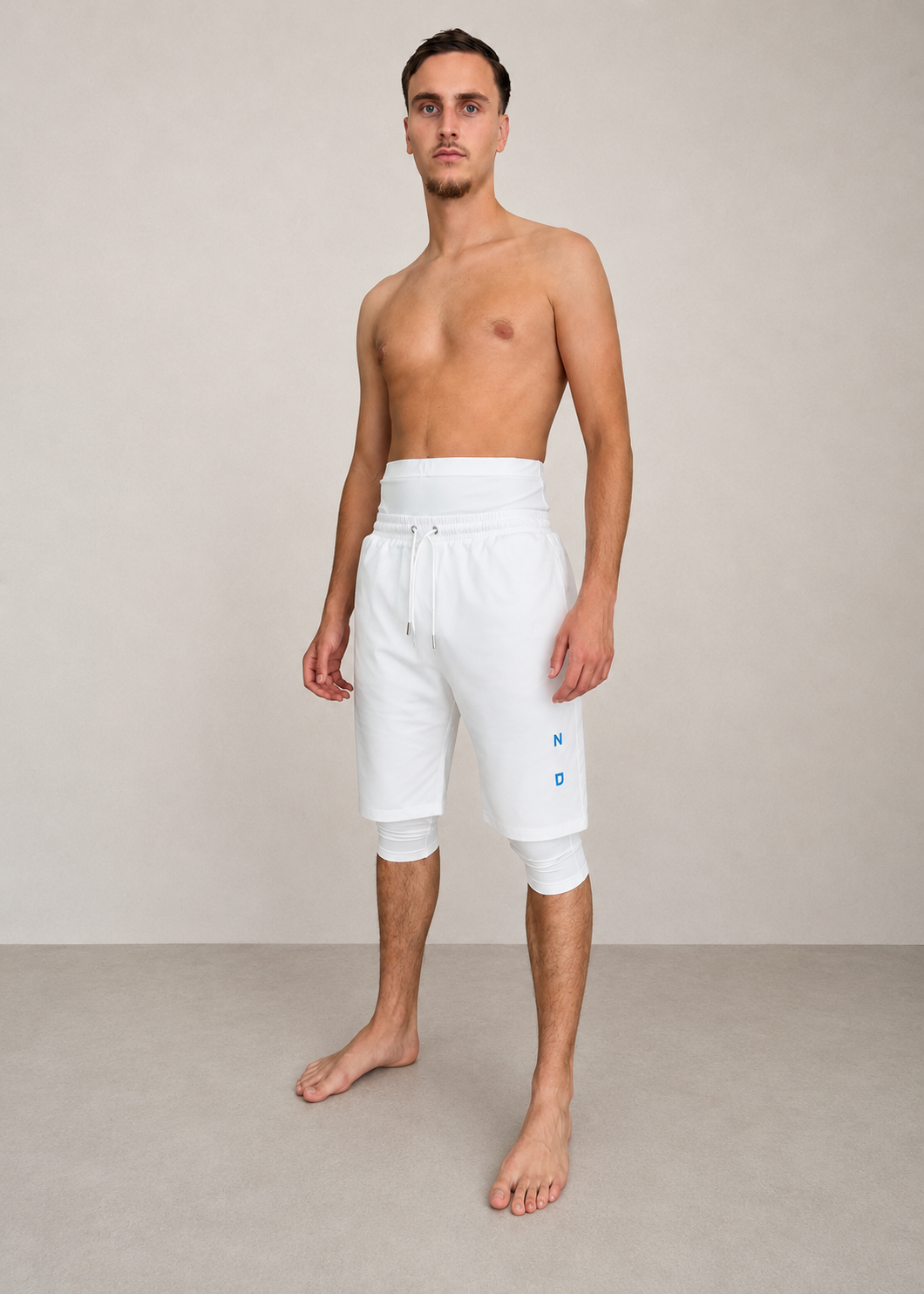 Photo d'un mannequin avec le sarouel de bain ZAYDÎN Azure Wave blanc