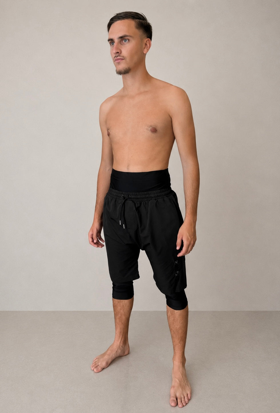 Photo d'un mannequin homme avec le Sarouel de bain ZAYDÎN phantom noir 