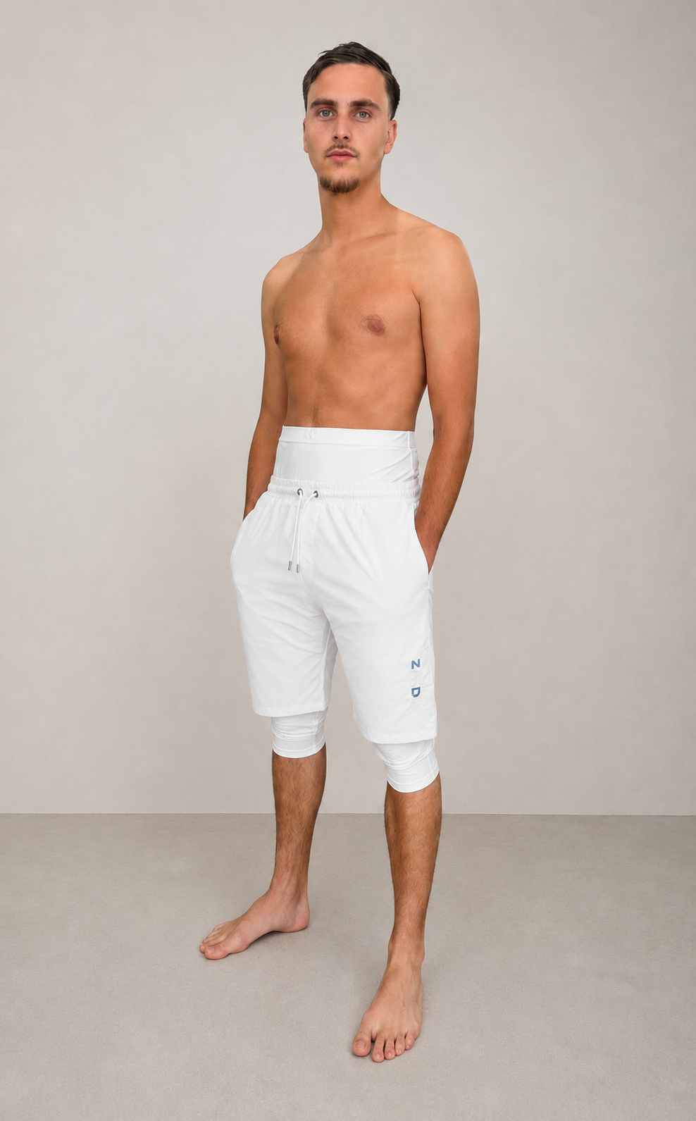 Photo d'un mannequin mains dans les poches avec le sarouel de bain ZAYDÎN Azure Wave blanc