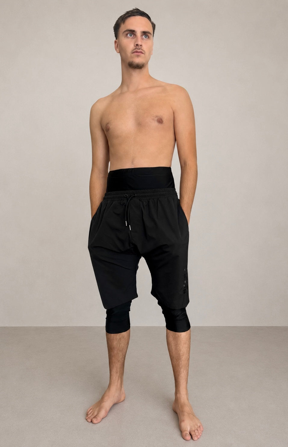 Photo d'un mannequin mains dans les poches homme avec le Sarouel de bain ZAYDÎN phantom noir 