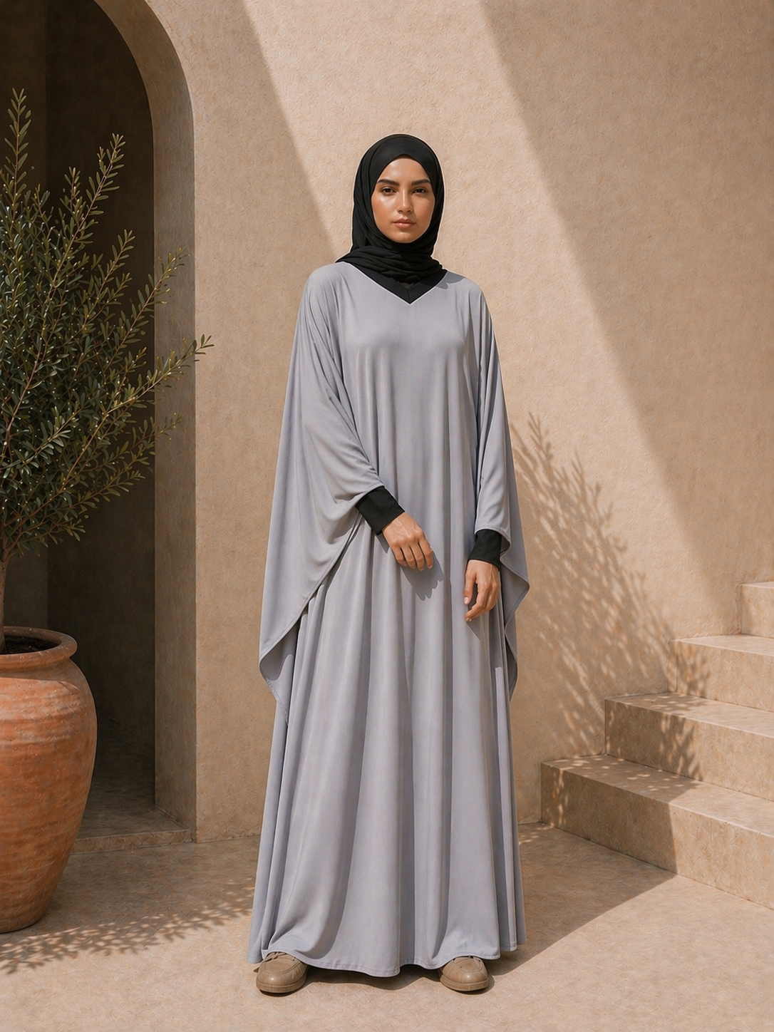 Photo d'une abaya grise 1 pièce Col V bi-colore
