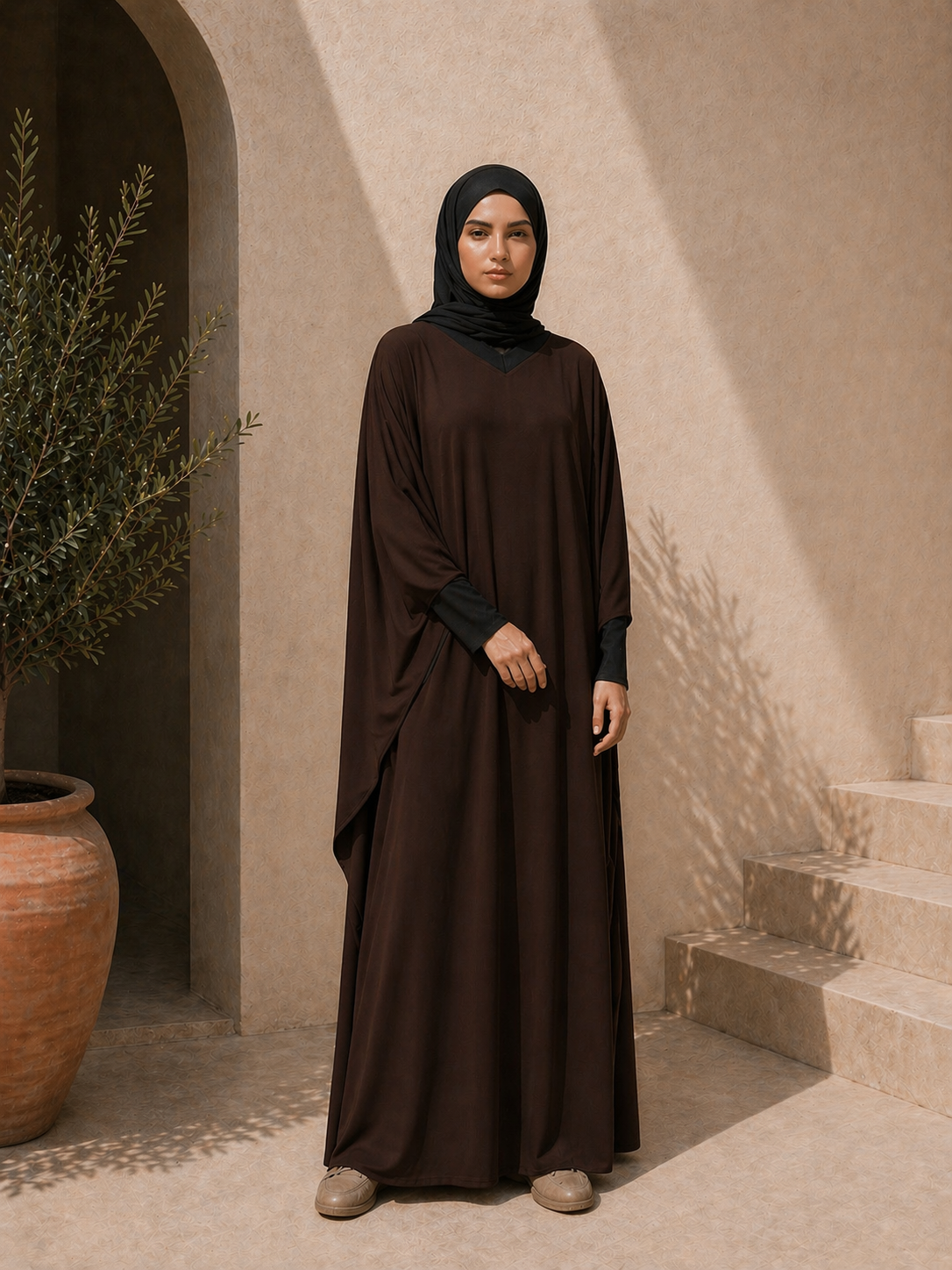 Photo d'une abaya marron foncé 1 pièce Col V bi-colore
