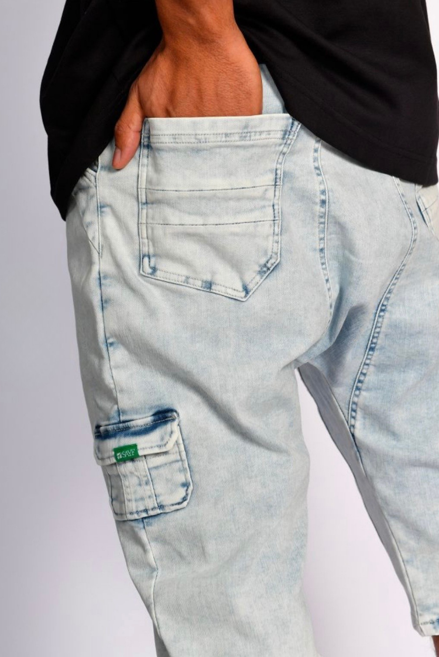 Photo de dos zoom sur la poche du bermuda sarouel SAYF ocean denim avec main dans la poche disponible chez zaydin à istres.
