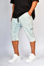 Photo de face du bermuda sarouel SAYF ocean denim avec main dans la poche disponible chez zaydin à istres.