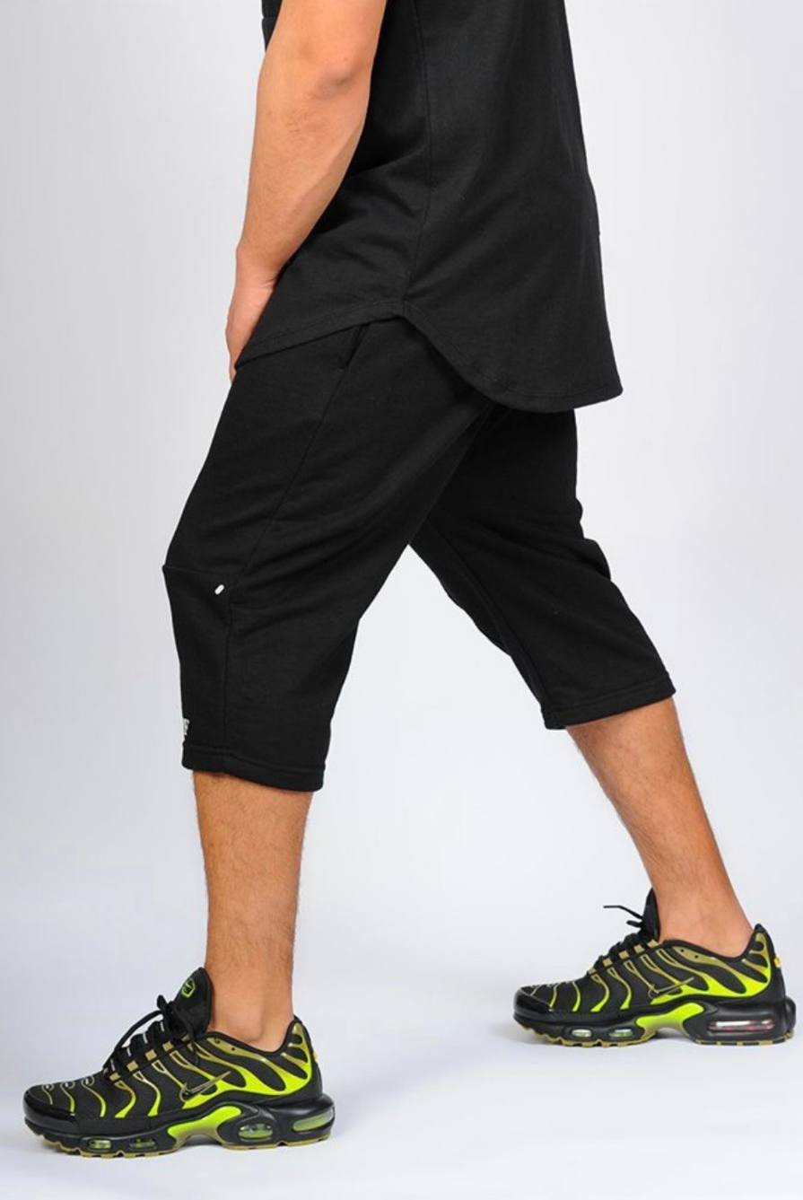 Photo de l'ensemble été SAYF Quba de côté zoom sur le short disponible chez zaydin à Istres