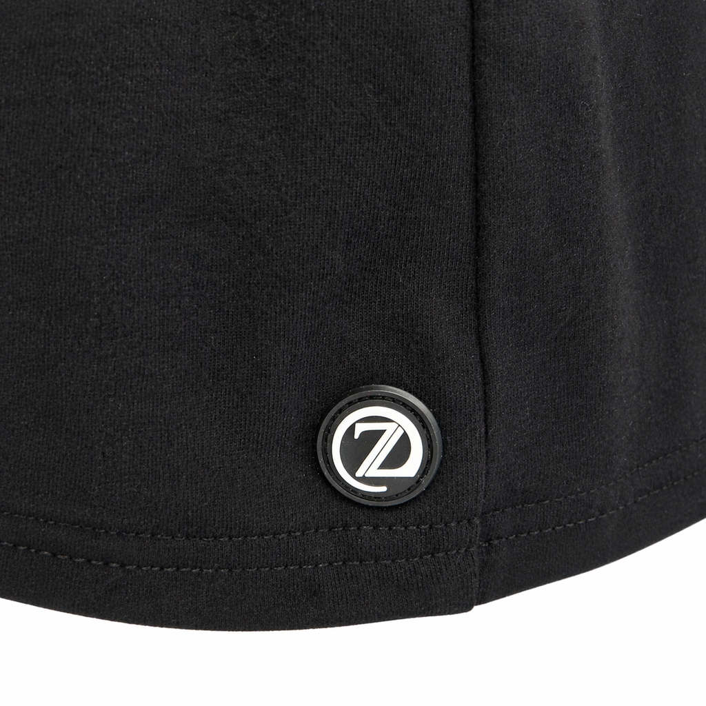 Photo du t-shirt Original ZAYDÎN noir de face 100% coton ultra confortable zoom sur la pastille 