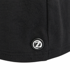 Photo du t-shirt Original ZAYDÎN noir de face 100% coton ultra confortable zoom sur la pastille 
