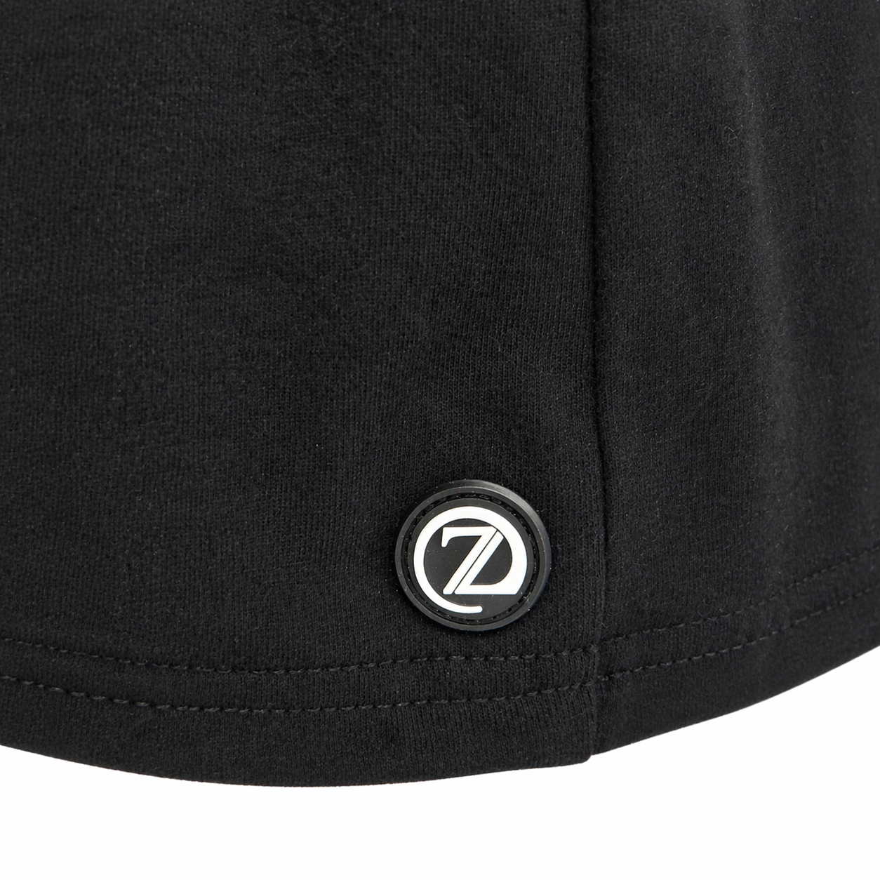 Photo du t-shirt Original ZAYDÎN noir de face 100% coton ultra confortable zoom sur la pastille 
