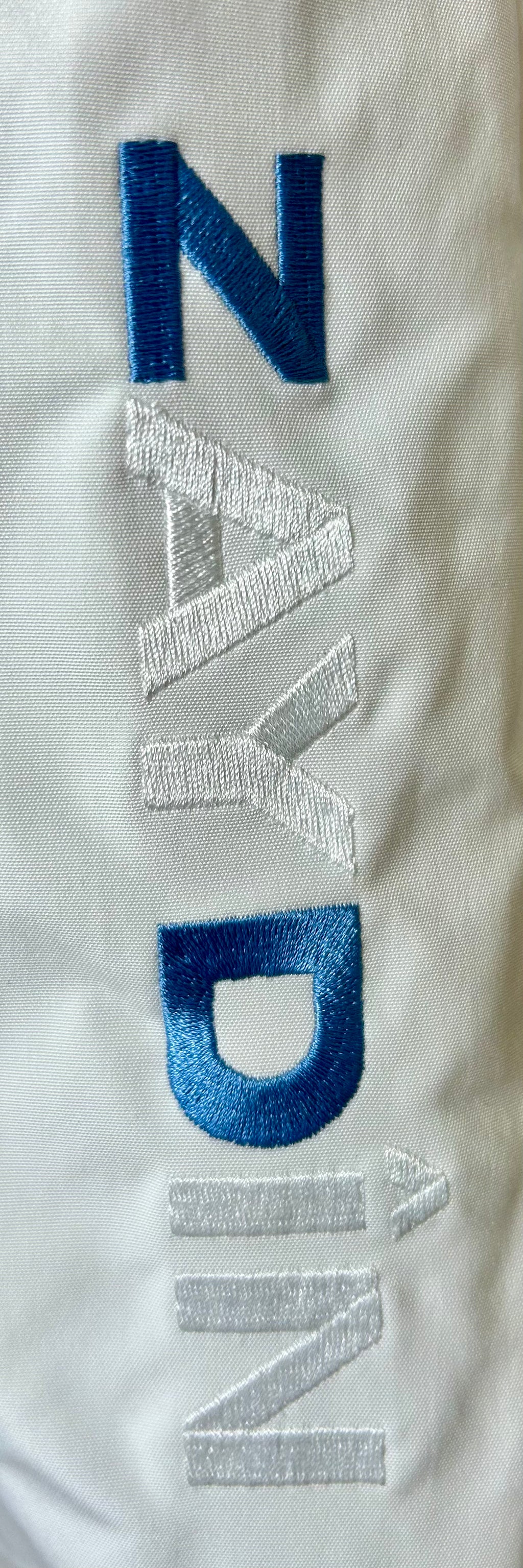 Photo zoom de la broderie ZAYDÎN sur le Sarouel de bain blanc cache awra