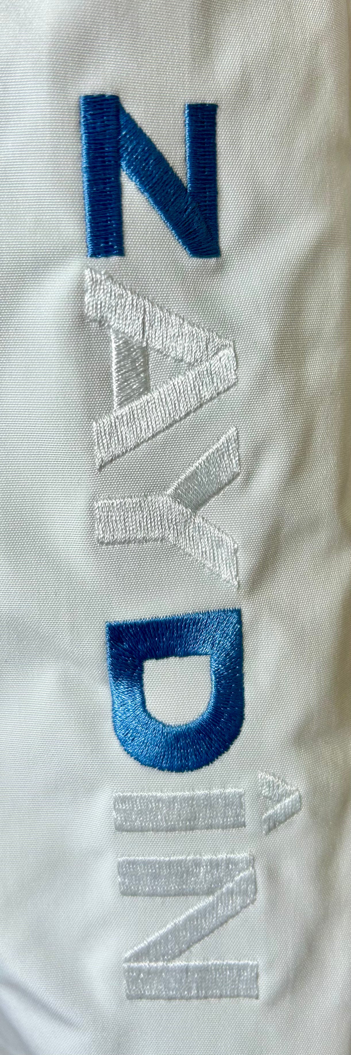 Photo zoom de la broderie ZAYDÎN sur le Sarouel de bain blanc cache awra