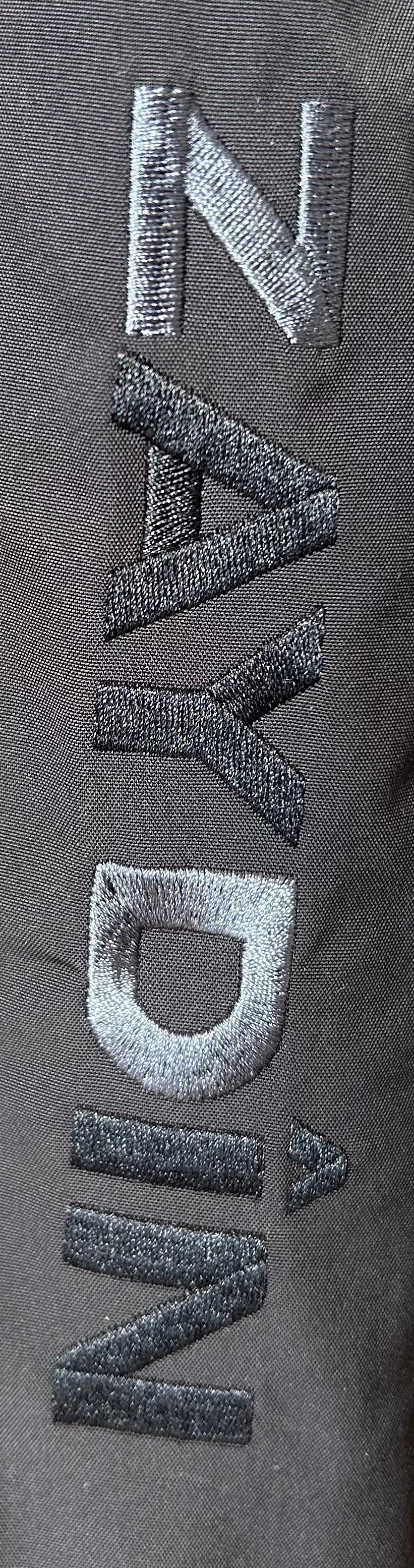 Photo zoom de la broderie ZAYDÎN sur le Sarouel de bain noir