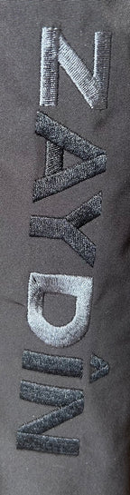 Photo zoom de la broderie ZAYDÎN sur le Sarouel de bain noir