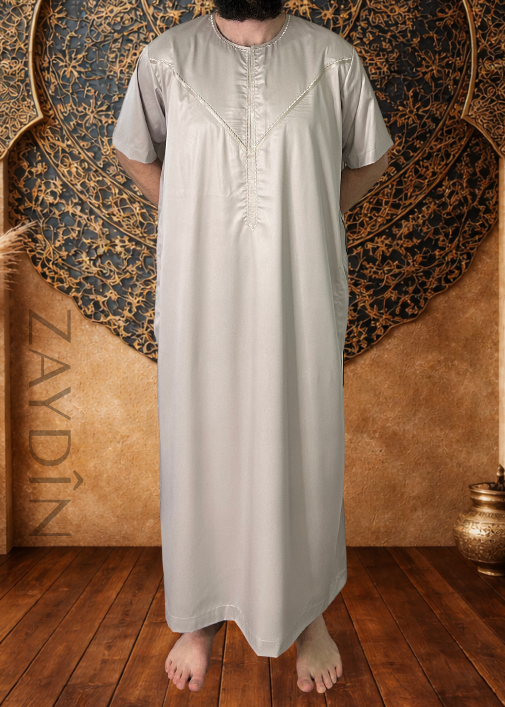 Homme portant un Qamis Atlas Jazairi beige manches courtes zaydin, qamis inspiré de l'algérie élégant pour prières et fêtes de l'Aïd