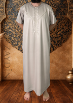 Homme portant un Qamis Atlas Jazairi beige manches courtes zaydin, qamis inspiré de l'algérie élégant pour prières et fêtes de l'Aïd
