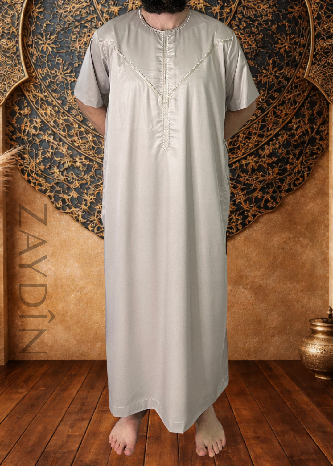 Homme portant un Qamis Atlas Jazairi beige manches courtes zaydin, qamis inspiré de l'algérie élégant pour prières et fêtes de l'Aïd