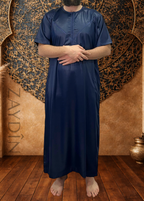 Qamis Atlas Jazairi bleu marine manches courtes ZAYDÎN élégant et confortable pour homme, idéal prière quotidienne, Jumu'a et fêtes de l'Aïd.