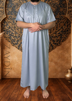 Qamis Atlas Jazairi gris clair manches courtes ZAYDÎN élégant et confortable pour homme, idéal pour la prière quotidienne, Jumu'a et fêtes de l'Aïd