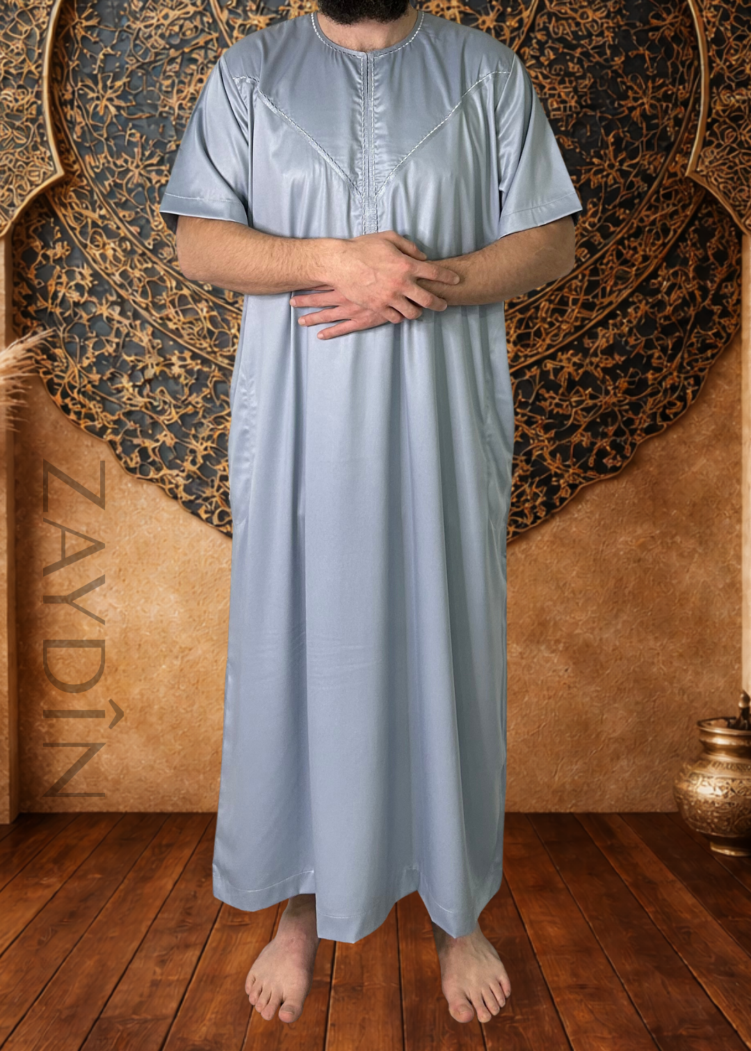 Qamis Atlas Jazairi gris clair manches courtes ZAYDÎN élégant et confortable pour homme, idéal pour la prière quotidienne, Jumu'a et fêtes de l'Aïd