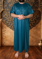 Qamis Atlas Jazairi vert bleuté manches courtes ZAYDÎN élégant et confortable pour homme, idéal prière quotidienne, Jumu'a ou fêtes de l'Aïd