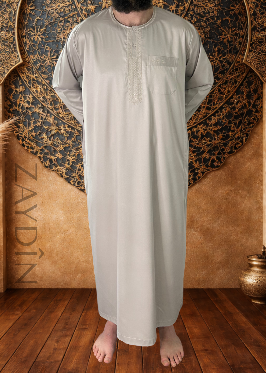 Homme portant le qamis Atlas manches longues par ZAYDÎN, qamis élégant et confortable inspiré du monde oriental